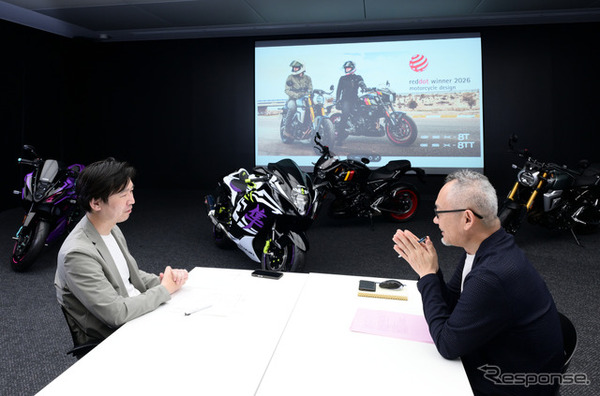 レスポンス副編集長 宮崎壮人（左）とスズキ 二輪デザイン課 課長 古橋伸介氏（右）