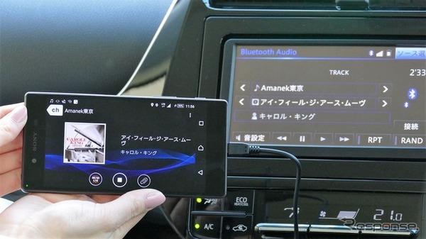 音楽を聴いているときは、Bluetoothで転送されるので、このようにカーナビ側に曲名情報が表示される