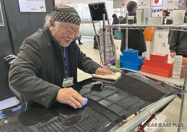 2026年2月開催「IAAE2026」に、古館代表はジョイボンドとしてブース出展。古館代表自らブースで施工実演を行なっていた