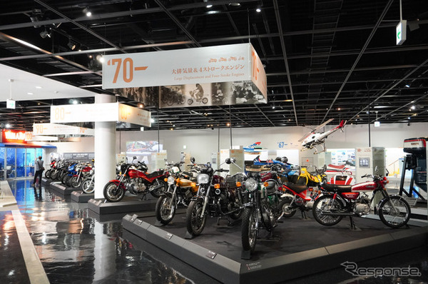 コミュニケーションプラザ2階の車両展示