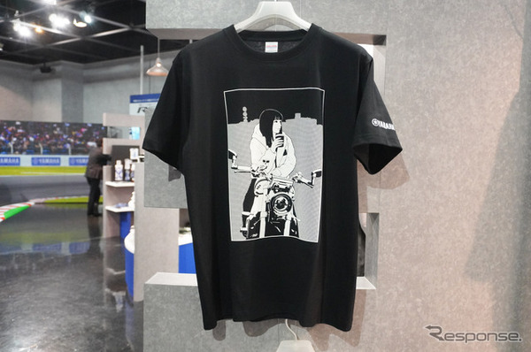 プラザショップで限定販売される加藤ノブキ氏のイラストが描かれたTシャツ