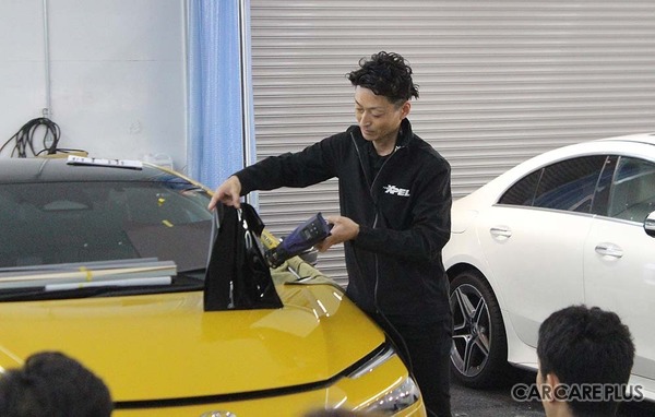 XPEL JAPANの山下正人氏がカラーPPFにヒートガンで熱を当てているところ