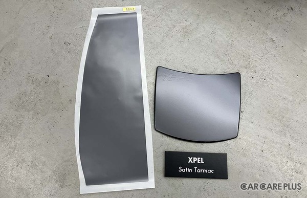 施工トレーニング研修用として、研修車両のトヨタ・プリウス用に用意されたマット調の「Satin Tarmac」。左側にあるのがカットされたカラーPPF