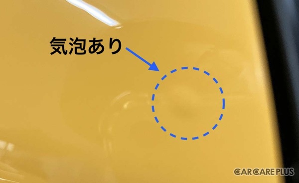 ランドローバー・ディフェンダーのカラーPPF施工の失敗例として、気泡が入っている状態