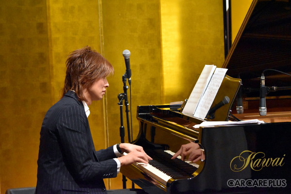 ピアニストのハクエイ・キム氏は、グランドピアノで生演奏を披露