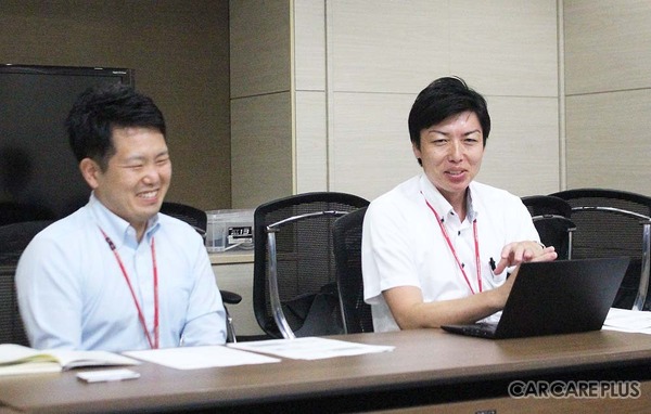 左から、石田貴大氏（外販部 外販企画室 技術支援グループ 2級自動車整備士）と伊神裕介氏（外販部 外販企画室 技術支援グループ 2級自動車整備士）。二人は、TMP岐阜PC 技術支援 専任スタッフとして、定期的に会員工場への定期訪問や課題のヒアリング、技術研鑽会の企画なども行っている
