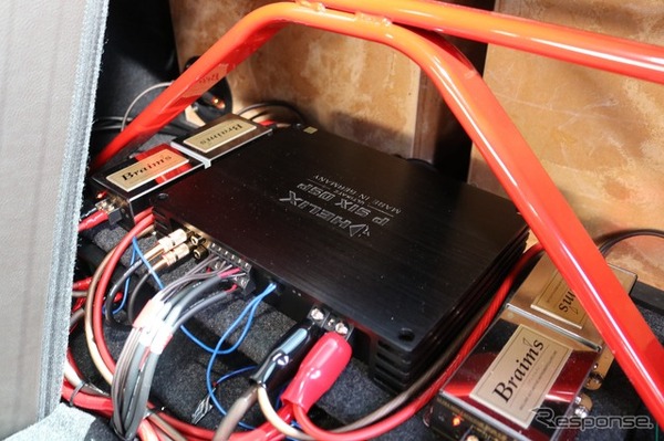 フロントスピーカーのドライブと調整機能を一手に引き受けるDSPアンプにはヘリックスのP-SIX DSP ULTIMATEを選んだ。