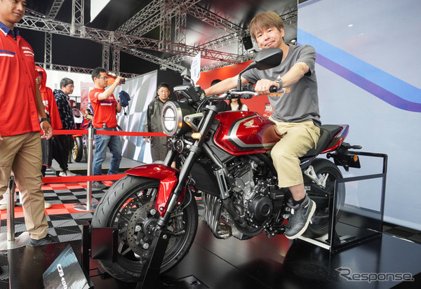 ホンダ CB400スーパーフォア 新型のエンジン始動＆Eクラッチ操作を体験（鈴鹿8耐2026）