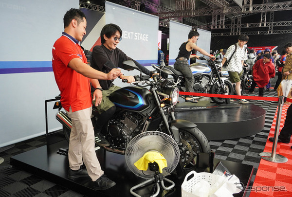 「鈴鹿8耐2026」ホンダブースで「Eクラッチ」体験ができた『CB400スーパーフォア』