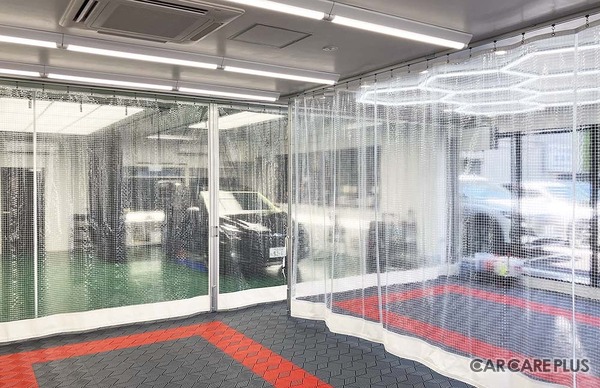 「洗車ピットエリア」では、施工時の水の飛び跳ねを防ぐためにビニールカーテンを設置