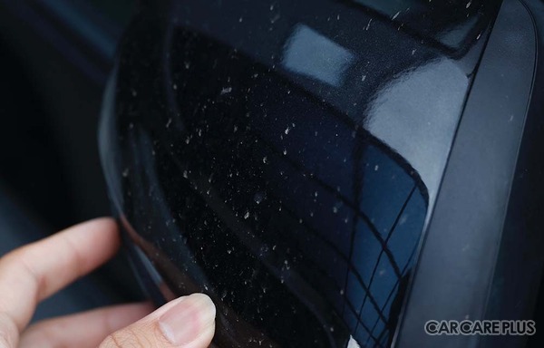 洗車を少しサボったら「白いウロコ汚れ」「黒い筋」などが残る…車の水アカを落とす正しい方法とは？　デメリットと注意点を知る