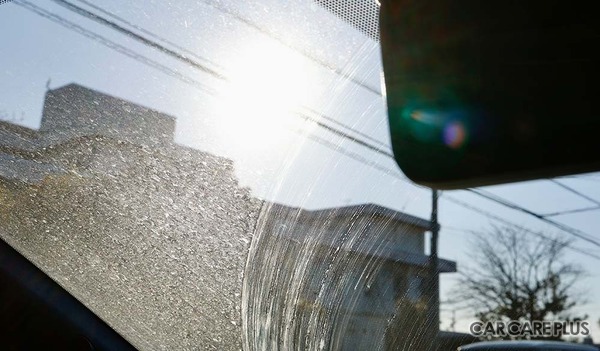 洗車を少しサボったら「白いウロコ汚れ」「黒い筋」などが残る…車の水アカを落とす正しい方法とは？　デメリットと注意点を知る