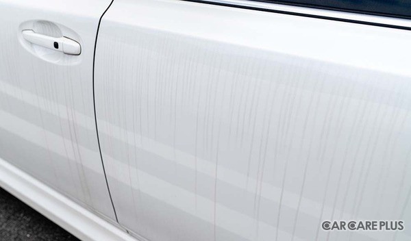 洗車を少しサボったら「白いウロコ汚れ」「黒い筋」などが残る…車の水アカを落とす正しい方法とは？　デメリットと注意点を知る