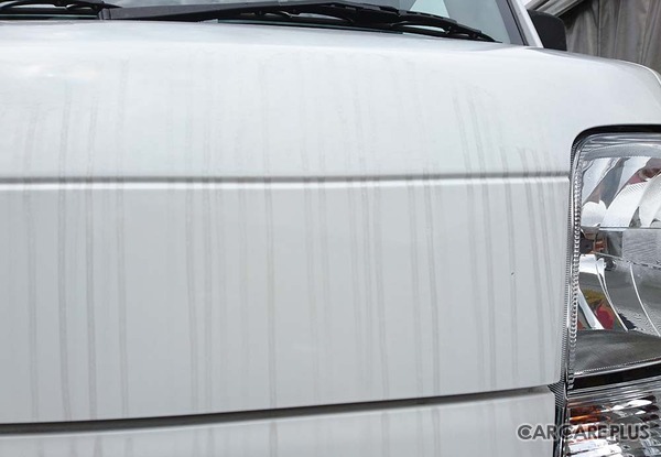 洗車を少しサボったら「白いウロコ汚れ」「黒い筋」などが残る…車の水アカを落とす正しい方法とは？　デメリットと注意点を知る