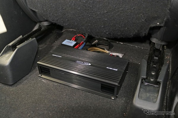 サブウーファーのドライブにはARCオーディオのナイトホークを設置する。800W（D級）でサブウーファーをパワフルにドライブする。