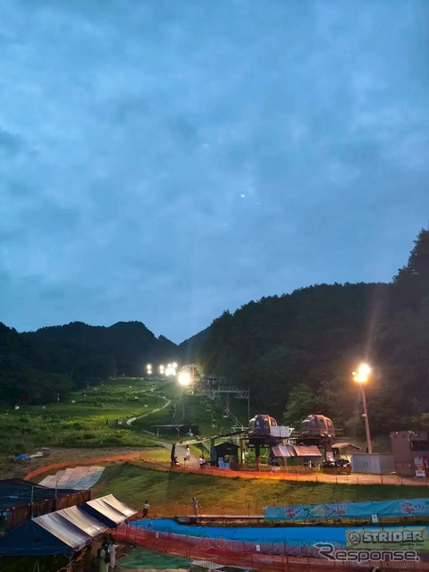 夜空に美しく映えるナイター照明