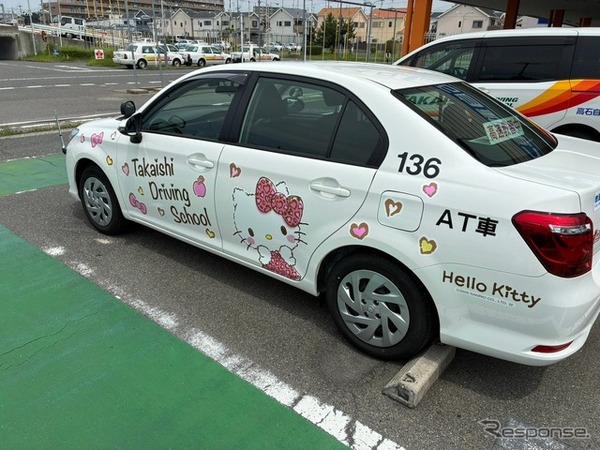ハローキティデザインのラッピング教習車が完成