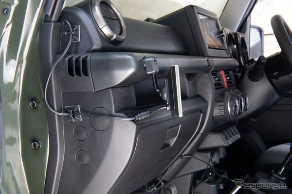 『ジムニー』シリーズ向け5インチモニター専用スタンド「SSM-ST04」装着イメージ