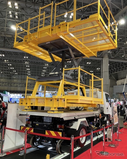 アクティオの建機の例（軌陸車。第9回鉄道技術展＋第6回橋梁・トンネル技術展）