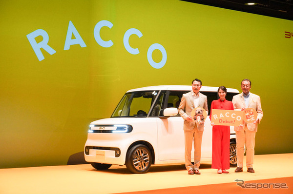 BYD ラッコと、左からBYD劉副総裁、広瀬アリスさん、BYD Auto Japan東福寺厚樹社長