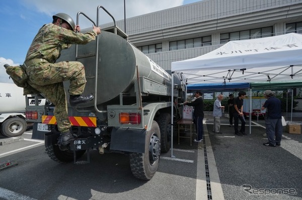 自衛隊の給水車（熊本県氷川町、7月30日）