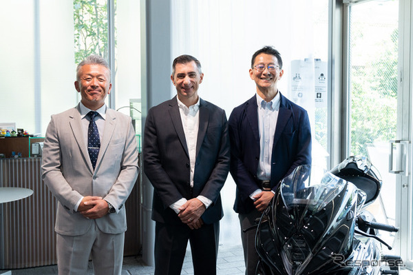 左から、オートグローバルコシダ外山和也社長、MV Agusta Motor S.p.A. Maximilian Cole氏、コシダテック欧州営業部 高原成明部長