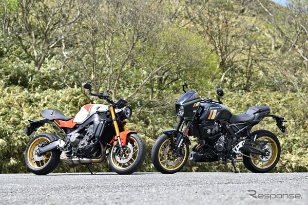 ヤマハ XSR900（左）とスズキ GSX-8TT（右）