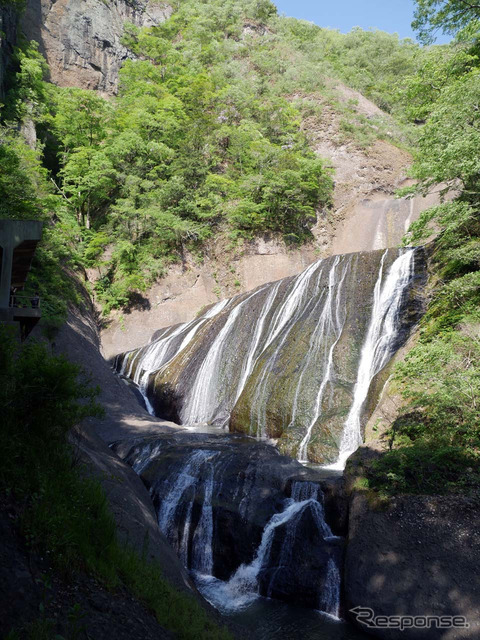 最初の目的地は日本三名瀑のひとつ「袋田の滝」。高さ120メートル、幅73メートルの大きさを誇り、夏は新緑、秋は紅葉、そして冬は滝が全面凍結して、四季折々に姿を変える
