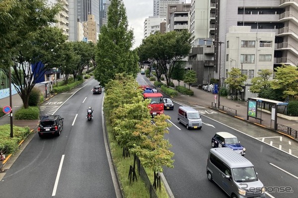 一般道路で、中央分離帯や車両通行帯がある例：法定速度60km/h
