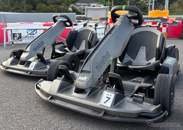 サーキットでカートを運転