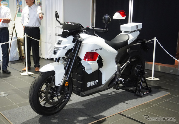 警視庁が展示した白バイ仕様のホンダ WN7