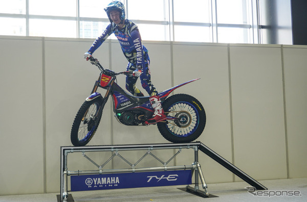 電動トライアルバイクによるデモンストレーションを披露したヤマハライダーの氏川政哉選手