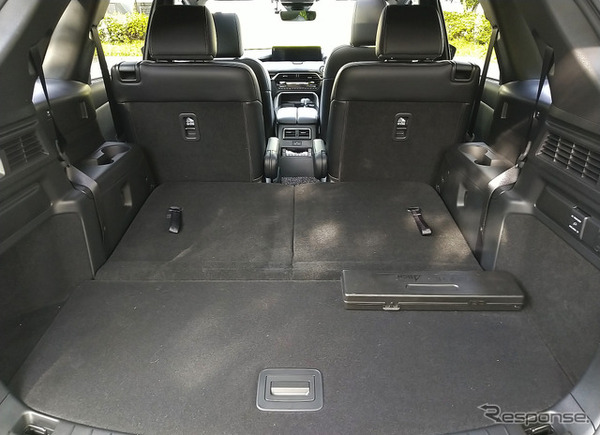 2列シート車として使う場合、荷室は容量、奥行きとも申し分ない広さに。大型ステーションワゴンとして使うのが吉