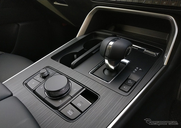 センターコンソールは分厚く、運転席と助手席をきっちりセパレート。大型SUVらしさを感じさせる部分だ