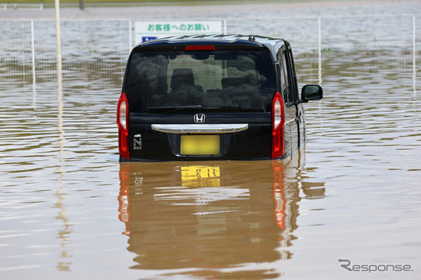 千葉県の豪雨で冠水した車両