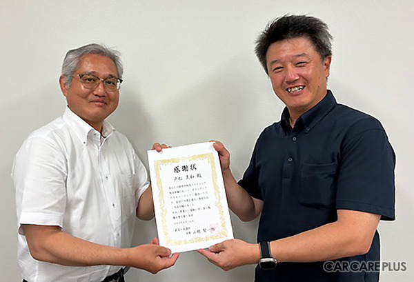 プロジェクト企画をはじめ、ボランティアドライバーとしても協力した山陰ボデーの戸松氏（左）に、萩商工会議所の山縣会頭（右）から感謝状が贈られた
