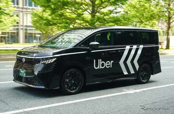 東京・丸の内を走る「Uberプレミアム」車両の新型日産『エルグランド』