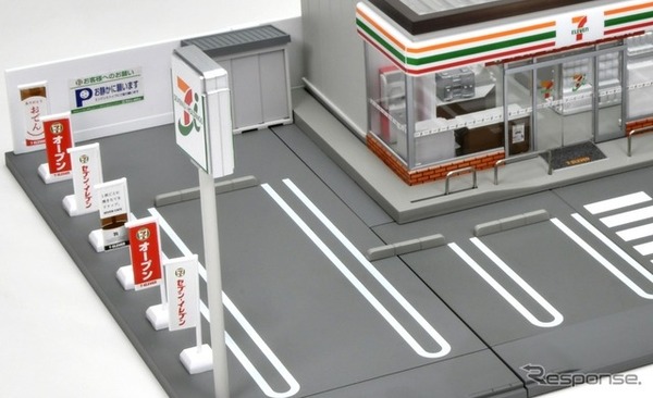 特徴的な看板やのぼり、駐車場の倉庫や表示看板なども再現　(C) TOMY