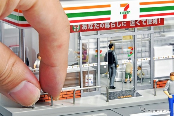 逆U字型のポールを動かしてドアを開閉　(C) TOMY