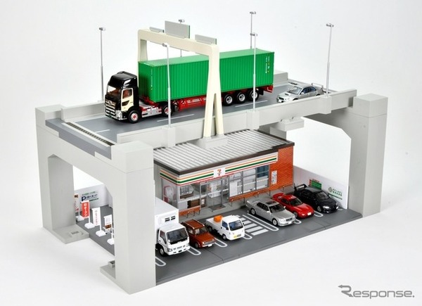 別売りの「トミカリミテッド ヴィンテージ」、「トミカラマ　ヴィンテージ」、「ジオコレ64＃カースナップ」との組み合わせ例　(C) TOMY