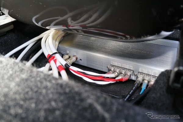運転席側にはミッドバスをドライブするクワトロリゴのヘリテイジTWOが収められている。