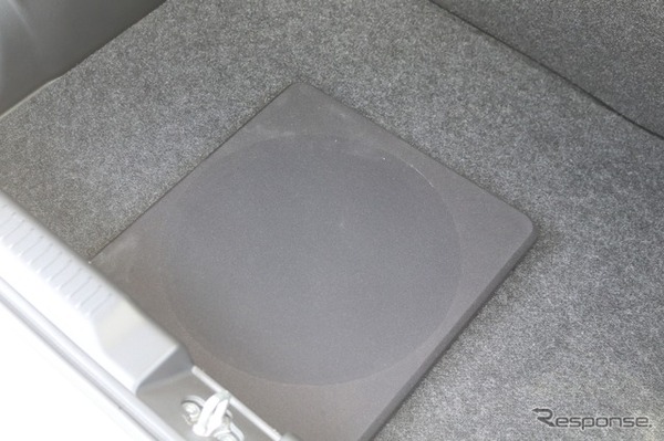 カバーをかぶせることでラゲッジの日常ユースでじゃまにならない仕様に仕上げているのもオーナーの意向から。