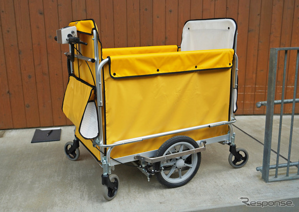 ヤマハモーターエンジニアリングと五十畑工業が共同開発した「避難車兼用電動アシストお散歩カー“てくてくスワニー”」