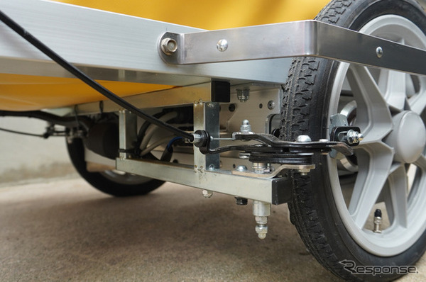 ヤマハモーターエンジニアリングと五十畑工業が共同開発した「避難車兼用電動アシストお散歩カー“てくてくスワニー”」