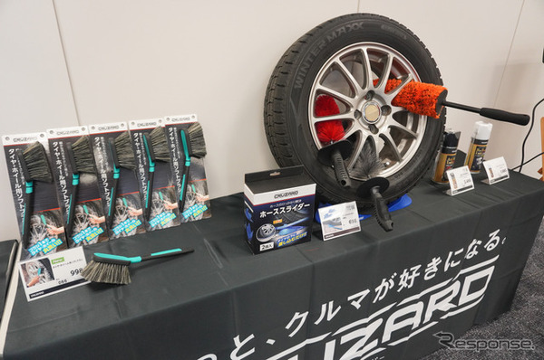 新製品の『タイヤ・ホイール用ソフトブラシ』998円（税込）