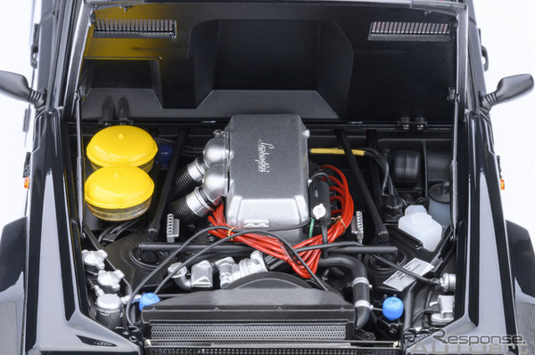 「カウンタック LP5000 QV」の5.2リッターV12エンジンをフロントに縦置き搭載。補器類や細かな配線まで精密に再現。
