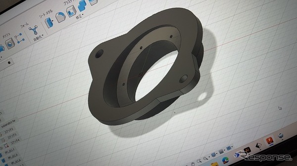 ダッシュ上部のツイーター取り付けスペースに角度をつけたツイーターパネルを設置するのも3Dプリンターならではの成型となる