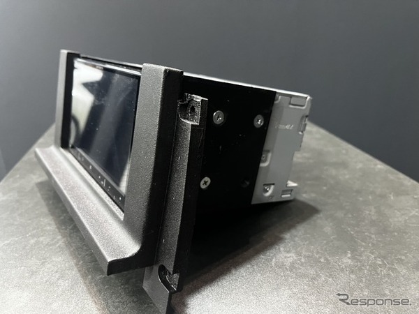 DINスペースの取り付けパネルのワンオフやフェイスパネルを新たに作るなども3Dプリンターの守備範囲となる