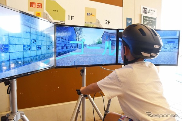 自転車シミュレーターを体験する様子