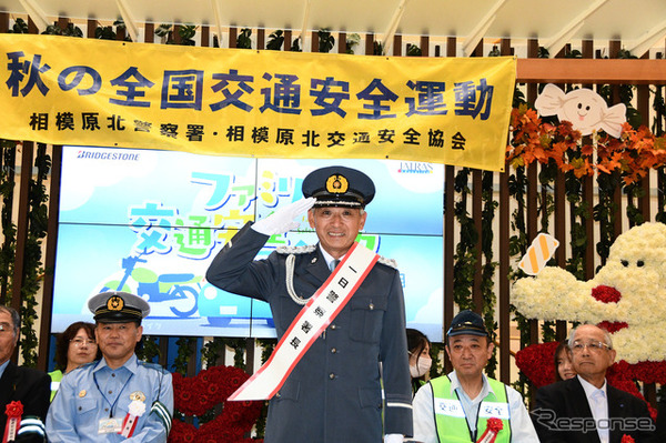 敬礼をする片山右京氏